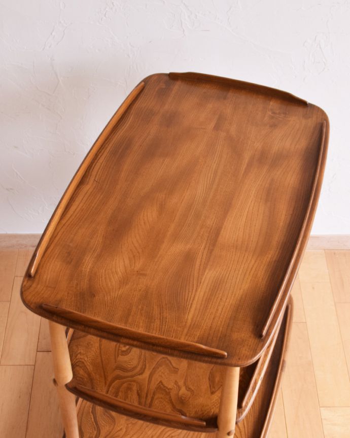 アンティークのワゴン・トローリー アンティーク家具 北欧デザインのヴィンテージ家具、ナチュラルなカラーのキャスター付きワゴン(ERCOL)。天板もキレイに仕上げました。(x-896-f)