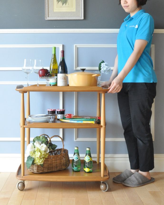 アンティークのワゴン・トローリー　アンティーク家具　北欧デザインのヴィンテージ家具、移動も楽々！色々なところで使えるキャスター付きワゴン（ERCOL）。コロコロ転がせば移動も楽チン！可愛いので毎日使いたくなります。(x-897-f)