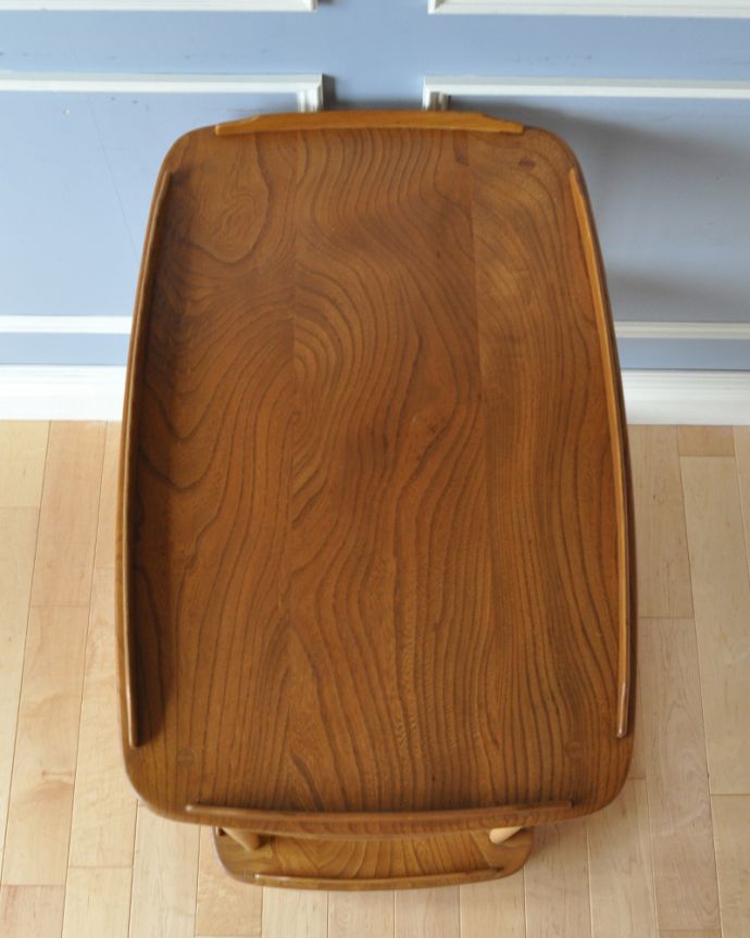 アンティークのワゴン・トローリー　アンティーク家具　北欧デザインのヴィンテージ家具、移動も楽々！色々なところで使えるキャスター付きワゴン（ERCOL）。天板もキレイに仕上げました。(x-897-f)