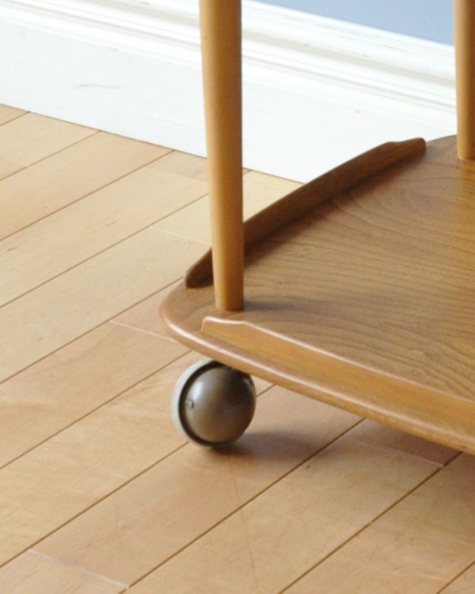 アンティークのワゴン・トローリー　アンティーク家具　北欧デザインのヴィンテージ家具、移動も楽々！色々なところで使えるキャスター付きワゴン（ERCOL）。きちんと調整したので、新しいものと比べるとスムーズではありませんが、ちゃんと動きます。(x-897-f)