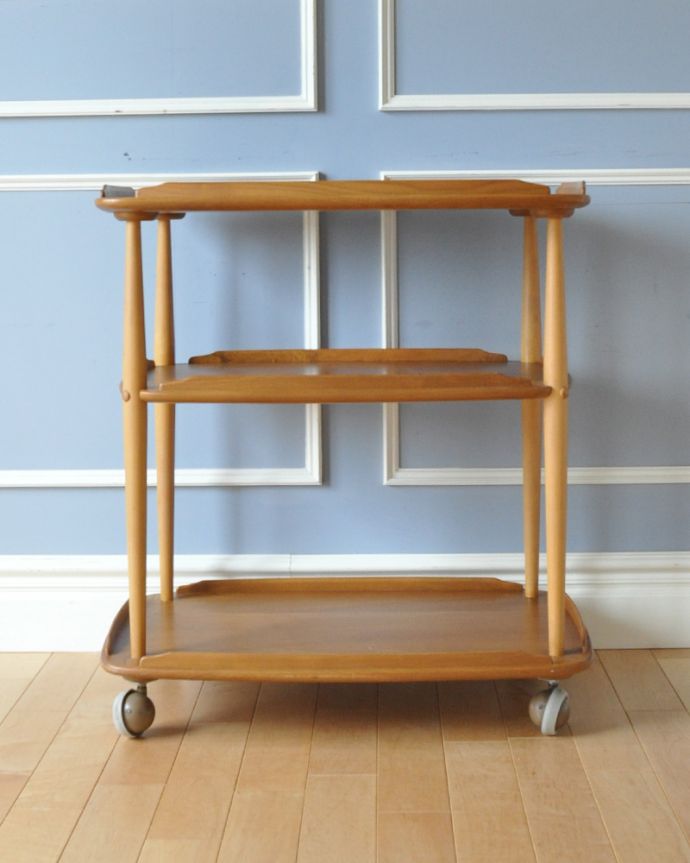 アンティークのワゴン・トローリー　アンティーク家具　北欧デザインのヴィンテージ家具、移動も楽々！色々なところで使えるキャスター付きワゴン（ERCOL）。アンティークは新品ではないので、もちろん経年変化によるキズはありますが、専門の職人が目立たないようキレイにお直しをしているので、後姿までキレイです。(x-897-f)