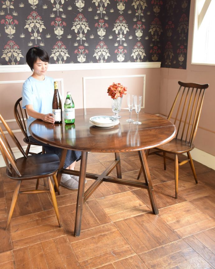 アーコールの家具　アンティーク家具　北欧の老舗メーカーアーコール社のダイニングテーブル、アンティークの伸張式家具。大人気の丸いダイニングテーブル。(x-898-f)