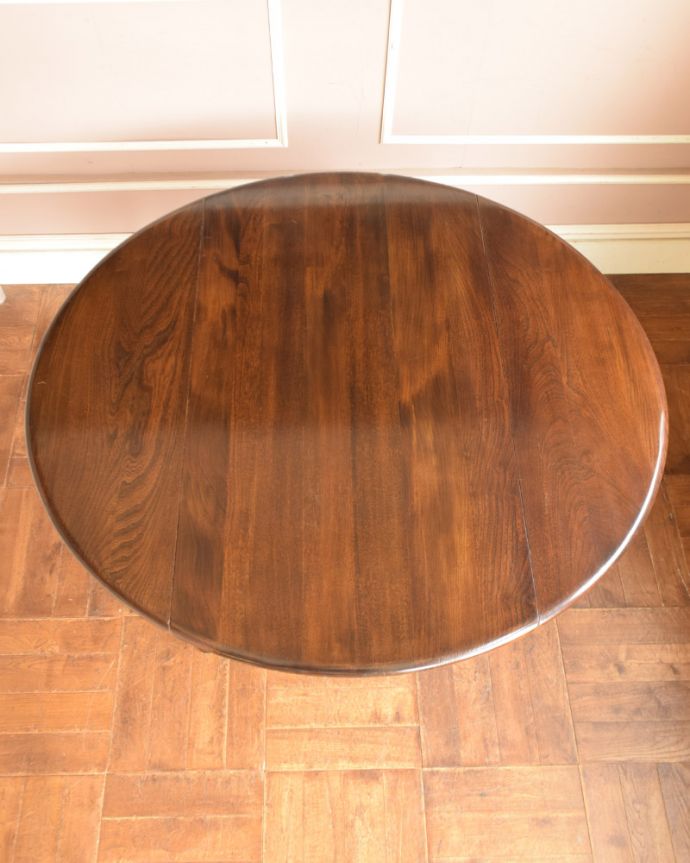 アーコールの家具　アンティーク家具　北欧の老舗メーカーアーコール社のダイニングテーブル、アンティークの伸張式家具。丸くて愛嬌のある天板です。(x-898-f)