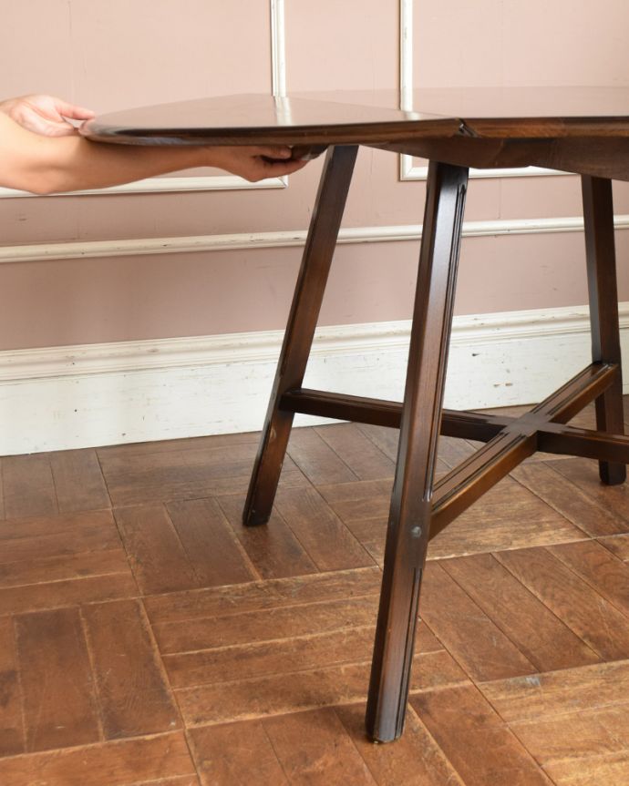 アーコールの家具　アンティーク家具　北欧の老舗メーカーアーコール社のダイニングテーブル、アンティークの伸張式家具。広げるのはとっても簡単。(x-898-f)