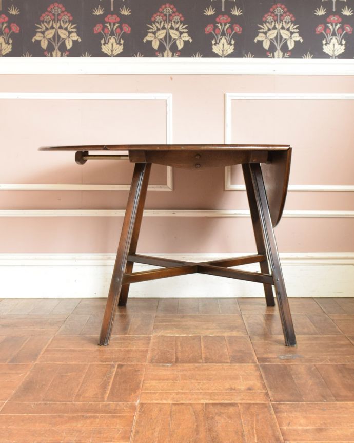 アーコールの家具　アンティーク家具　北欧の老舗メーカーアーコール社のダイニングテーブル、アンティークの伸張式家具。片側だけ閉じれば、壁につけてデスクとしても使えます。(x-898-f)