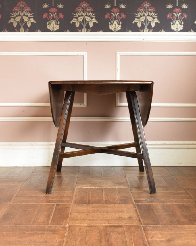 アーコールの家具　アンティーク家具　北欧の老舗メーカーアーコール社のダイニングテーブル、アンティークの伸張式家具。使わないときは、たたんで壁につけておけば、お部屋が広く使えます。(x-898-f)