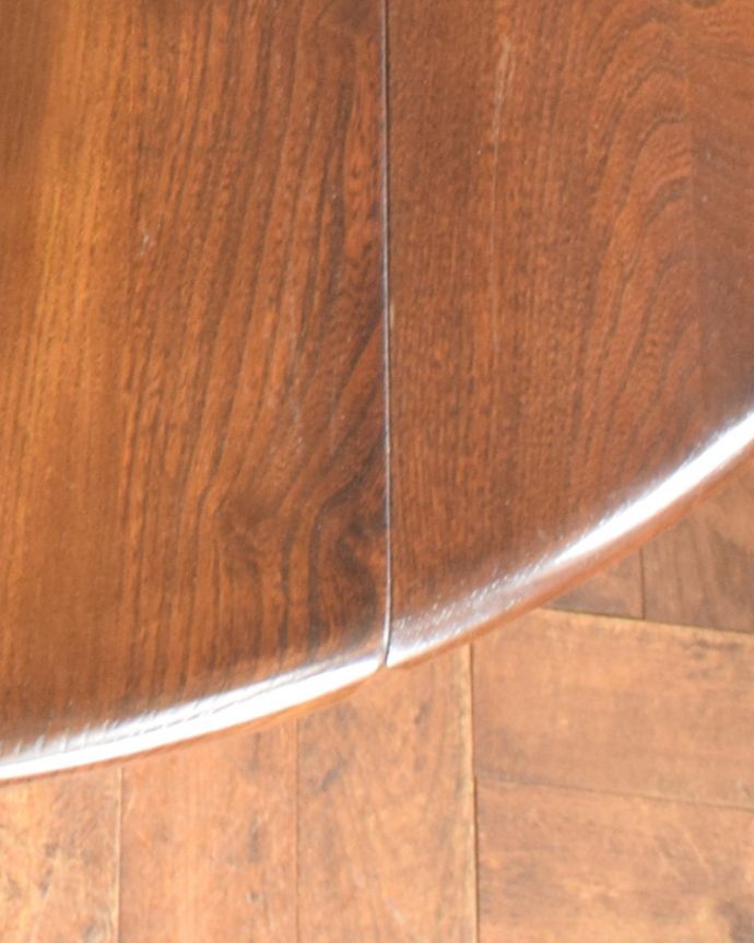 アーコールの家具　アンティーク家具　北欧の老舗メーカーアーコール社のダイニングテーブル、アンティークの伸張式家具。角のない丸い天板なので、小さなお子様がいるお家でも安心してお使いいただけます。(x-898-f)