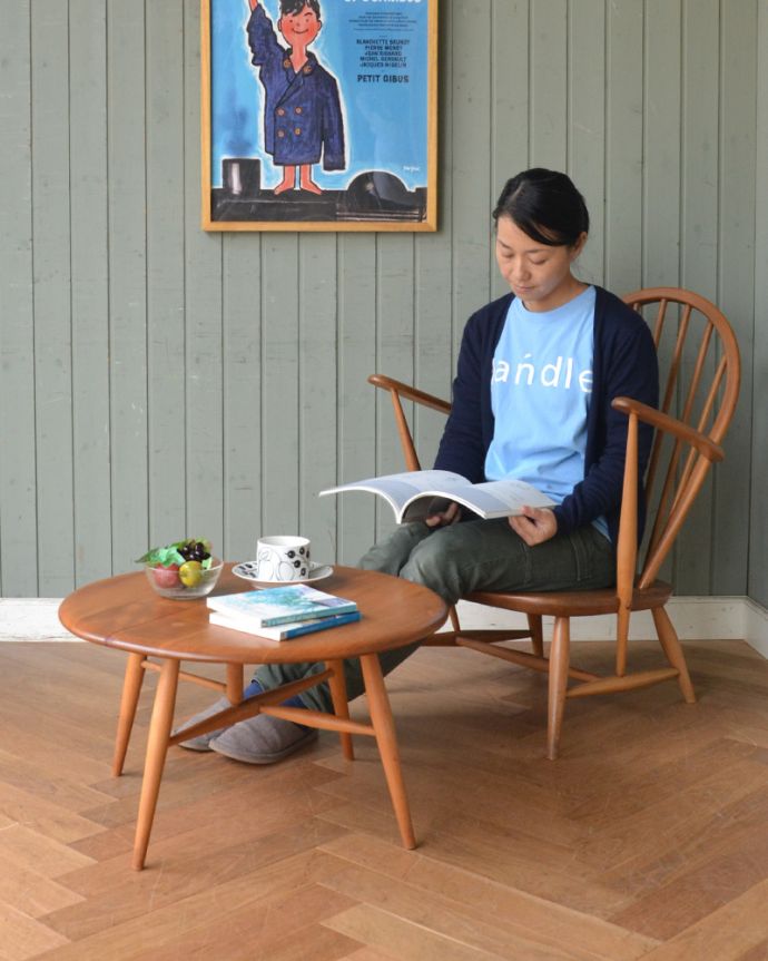 アーコールの家具 アンティーク家具 ERCOL社の小さくて丸いアンティークのコーヒーテーブル(伸張式)。ソファやチェアに合わせて。(x-899-f)