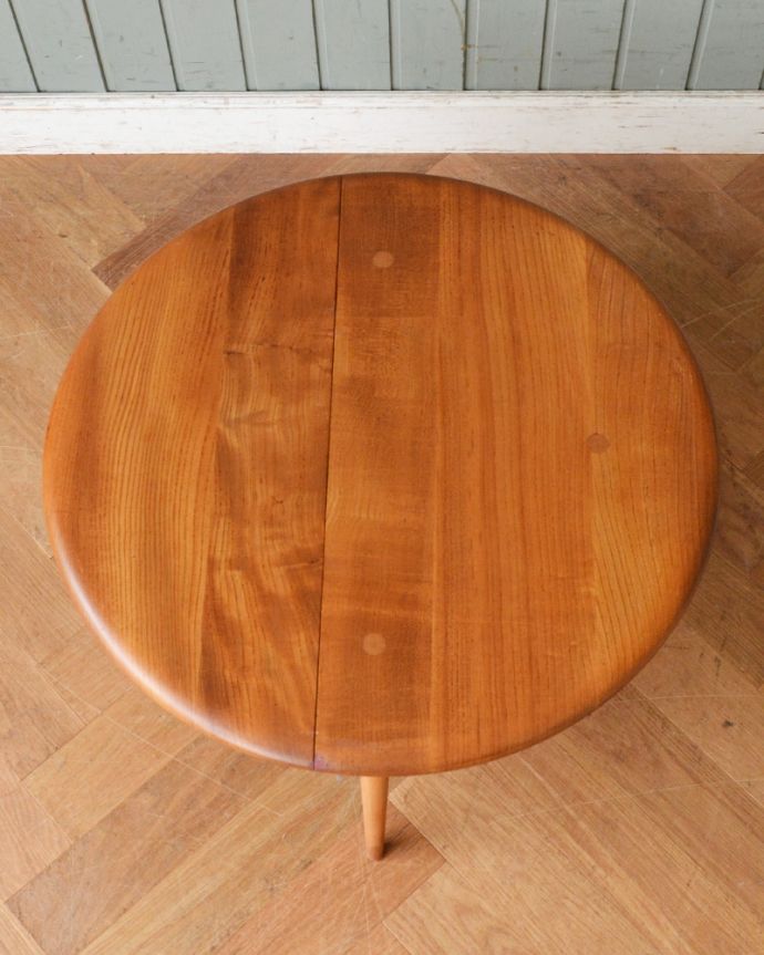 アーコールの家具 アンティーク家具 ERCOL社の小さくて丸いアンティークのコーヒーテーブル(伸張式)。きちんとお直ししているので、天板もキレイな状態です。(x-899-f)