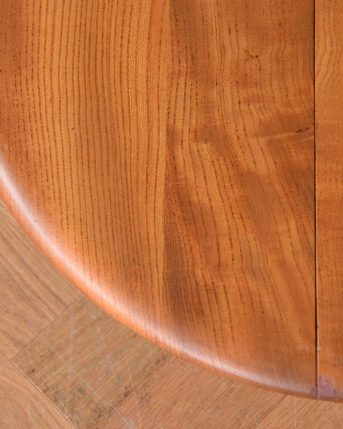 アーコールの家具 アンティーク家具 ERCOL社の小さくて丸いアンティークのコーヒーテーブル(伸張式)。メンテナンスをしてありますので、つなぎ目も美しいです。(x-899-f)