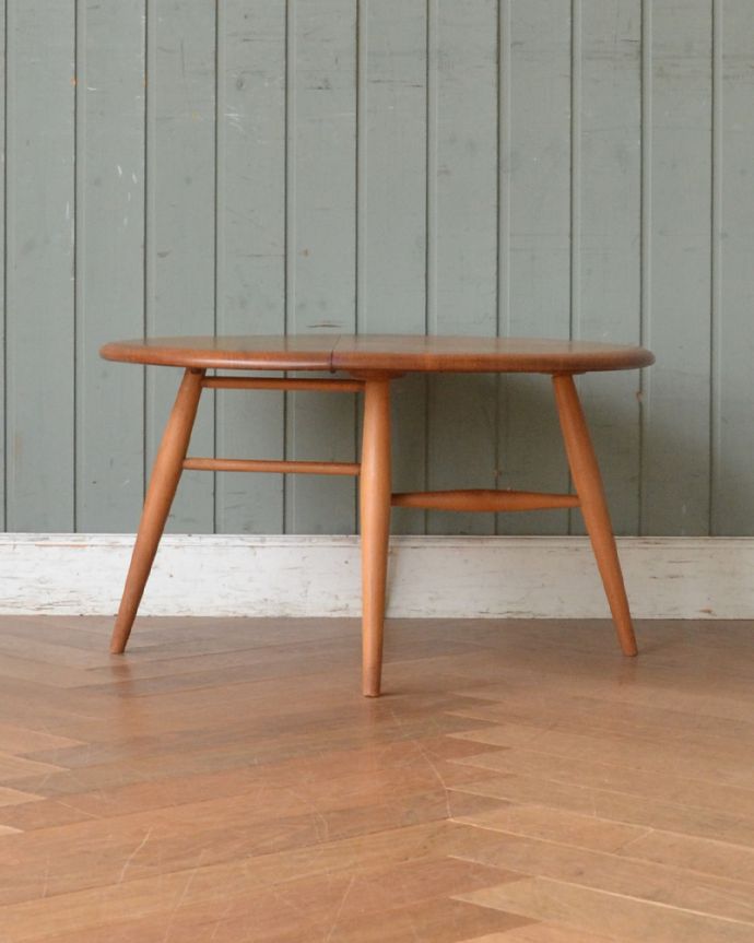 アーコールの家具 アンティーク家具 ERCOL社の小さくて丸いアンティークのコーヒーテーブル(伸張式)。スリムな奥行きなのでアパートのリビングにもピッタリ!。(x-899-f)