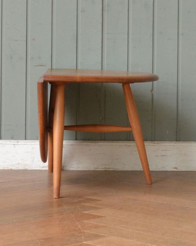 アーコールの家具 アンティーク家具 ERCOL社の小さくて丸いアンティークのコーヒーテーブル(伸張式)。どこから見ても絵になるアーコール。(x-899-f)