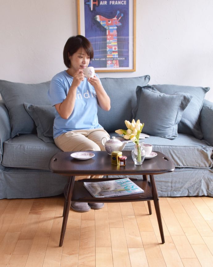 アーコールの家具　アンティーク家具　北欧スタイルの定番ブランド、アーコール社の棚付きコーヒーテーブル（チョコレート）。どんなテイストにもマッチしてしまうのが、このアーコールのコーヒーテーブルです。(x-900-f)