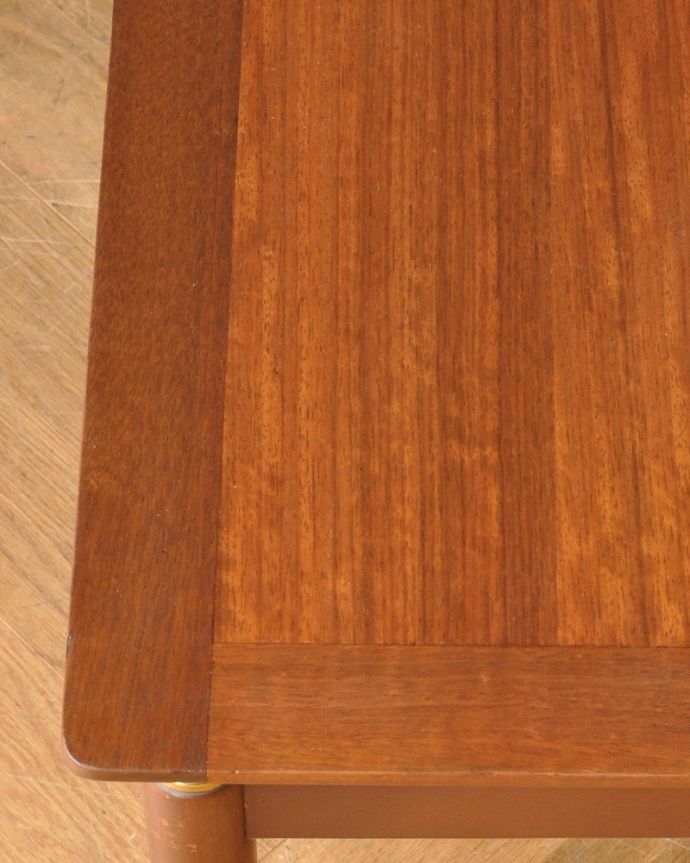 G-PLAN(Gプラン)　アンティーク家具　横からみてもカッコイイG-PLAN、リビングがお洒落になる北欧スタイルのセンターテーブル。木目もかっこよく出ています。(x-901-f)