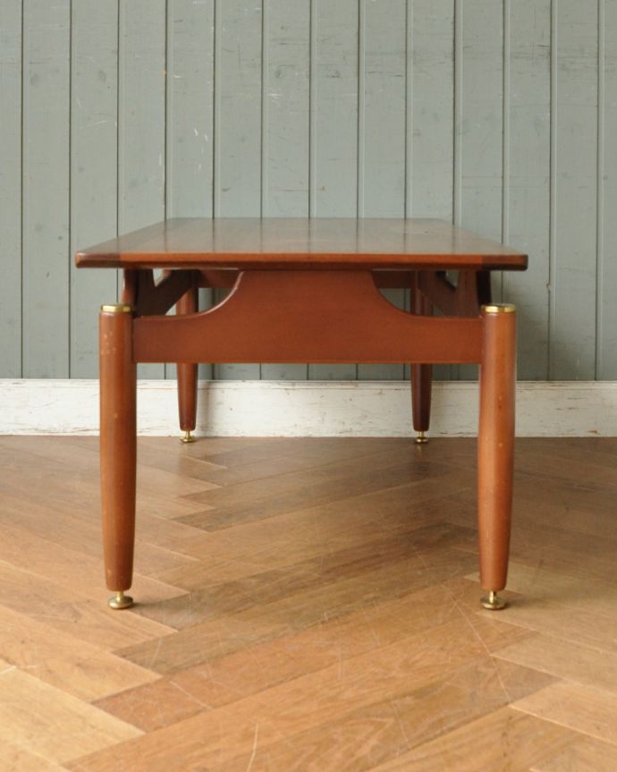 G-PLAN(Gプラン)　アンティーク家具　横からみてもカッコイイG-PLAN、リビングがお洒落になる北欧スタイルのセンターテーブル。脚のデザインがスタイリッシュでかっこいい！人気の北欧インテリアやシンプルモダンのお部屋にもピッタリですよ。(x-901-f)