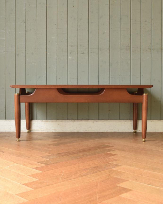 G-PLAN(Gプラン)　アンティーク家具　横からみてもカッコイイG-PLAN、リビングがお洒落になる北欧スタイルのセンターテーブル。アンティークは新品ではないので、もちろん経年変化によるキズはありますが、専門の職人が目立たないようキレイにお直しをしているので、後姿までキレイです。(x-901-f)