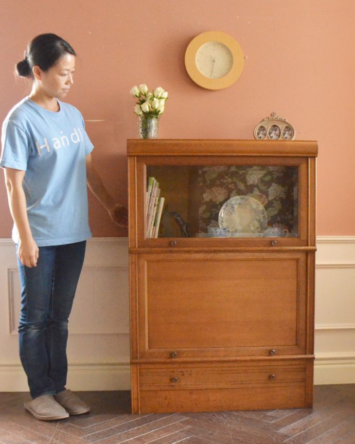 アンティークのキャビネット アンティーク家具 お片付けが楽しめるアンティーク家具、引き出し付きのスタッキングブックケース(本棚)。本棚としてはもちろん、グラスや食器を並べて飾り棚としても素敵ですよ。(x-902-f)