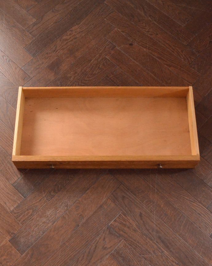 アンティークのキャビネット アンティーク家具 お片付けが楽しめるアンティーク家具、引き出し付きのスタッキングブックケース(本棚)。キャビネットの一番下に大きな引き出しが1杯付いています。(x-902-f)