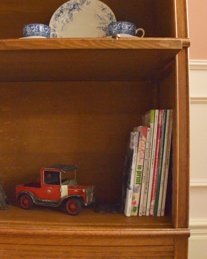 アンティークのキャビネット アンティーク家具 お片付けが楽しめるアンティーク家具、引き出し付きのスタッキングブックケース(本棚)。A4サイズの雑誌やファイルがラクラク収納できるのでとっても便利ですよ。(x-902-f)