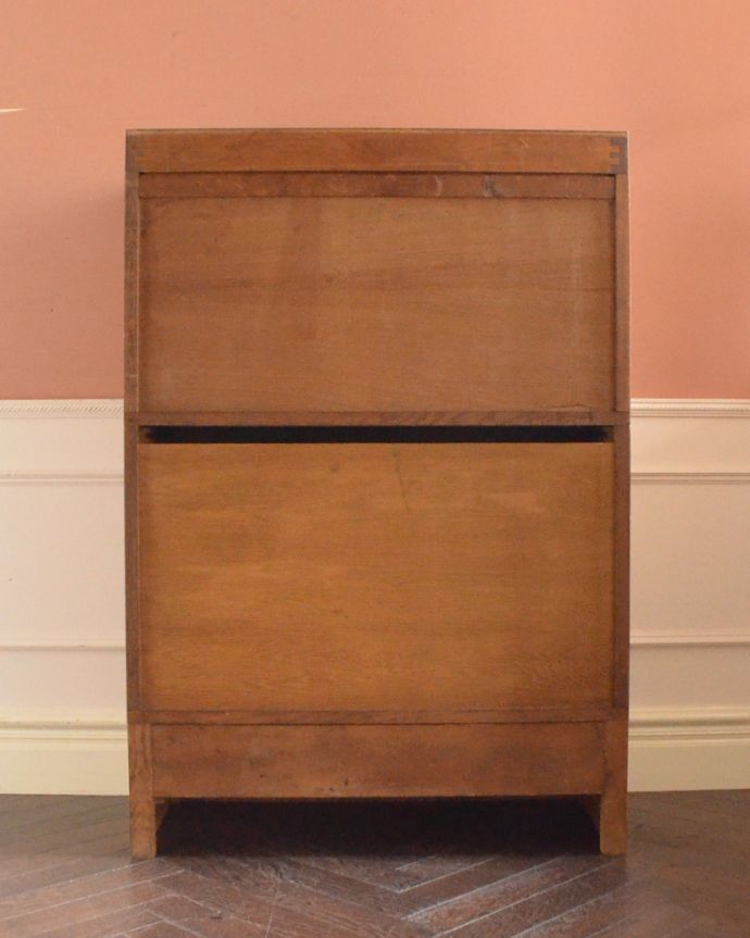 アンティークのキャビネット アンティーク家具 お片付けが楽しめるアンティーク家具、引き出し付きのスタッキングブックケース(本棚)。アンティークは新品ではないので、もちろん経年変化によるキズはありますが、専門の職人が目立たないようキレイにお直しをしているので、後姿までキレイです。(x-902-f)