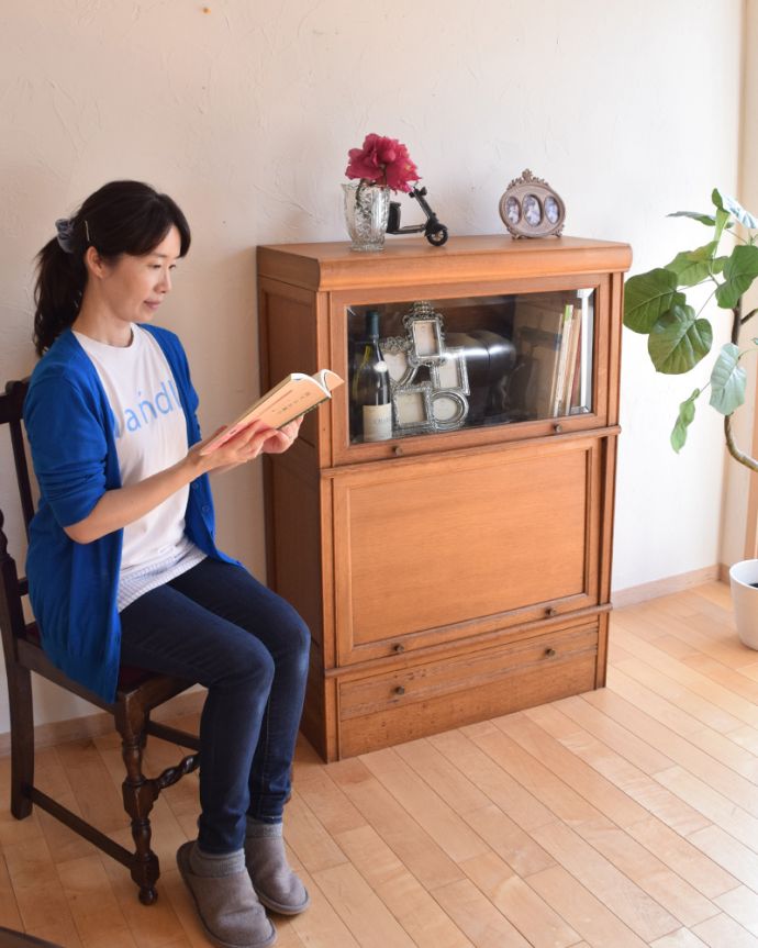 アンティークのキャビネット アンティーク家具 お片付けが楽しめるアンティーク家具、引き出し付きのスタッキングブックケース(本棚)。このステキなキャビネットは、正直、場所を問わずどこに置いても似合う!。(x-902-f)