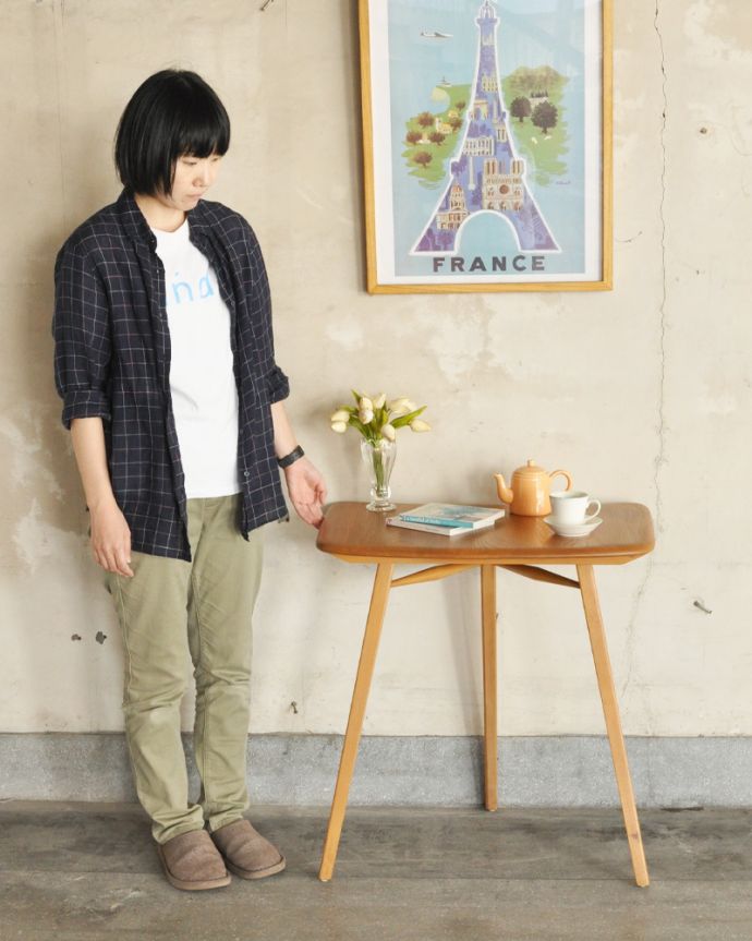 アーコールの家具　アンティーク家具　アーコールのダイニングテーブルにピタッとくっつくアンティークエンドテーブル。可愛いテーブルに食器が並ぶと、お家でカフェ気分を味わえます。(x-903-f)