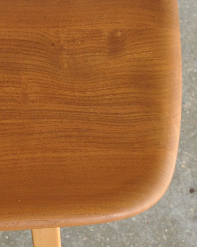 アーコールの家具　アンティーク家具　アーコールのダイニングテーブルにピタッとくっつくアンティークエンドテーブル。角が丸いので小さなお子様がいるお家でも安心してお使いいただけます。(x-903-f)