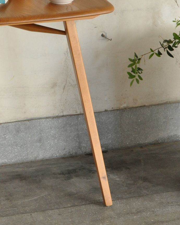 アーコールの家具　アンティーク家具　アーコールのダイニングテーブルにピタッとくっつくアンティークエンドテーブル。スッキリしたデザイン。(x-903-f)