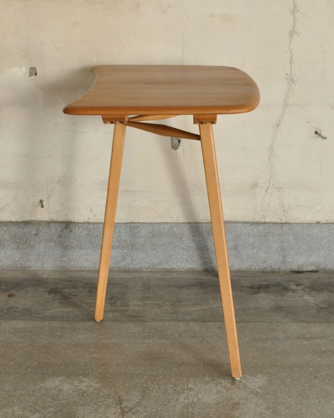 アーコールの家具　アンティーク家具　アーコールのダイニングテーブルにピタッとくっつくアンティークエンドテーブル。横から見てもスッキリとしたシルエットです。(x-903-f)