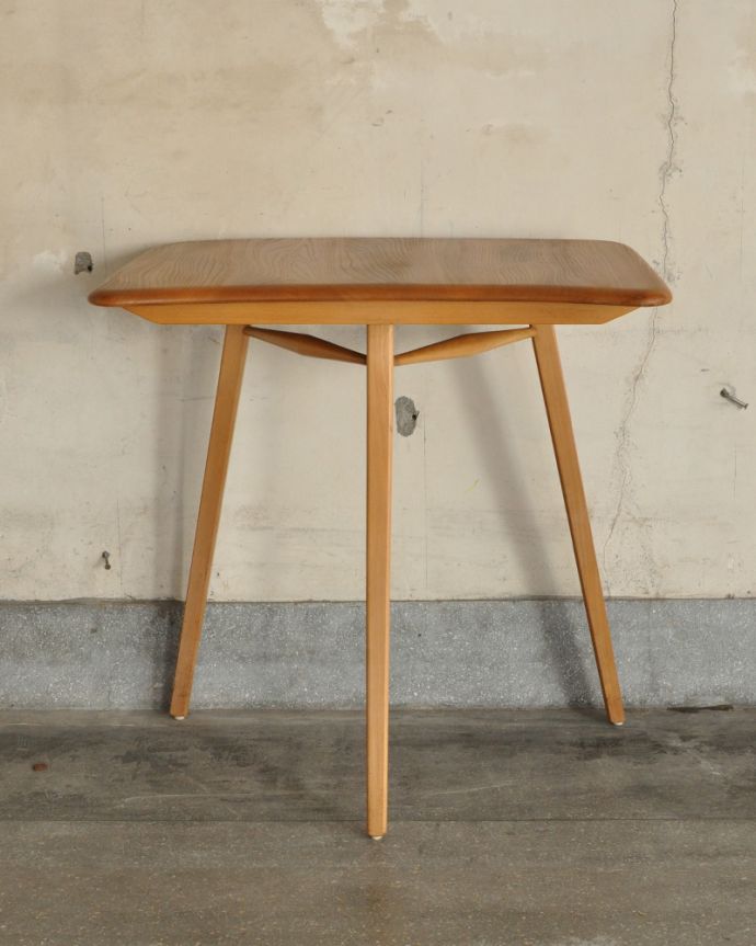 アーコールの家具　アンティーク家具　アーコールのダイニングテーブルにピタッとくっつくアンティークエンドテーブル。アンティークは新品ではないので、もちろん経年変化によるキズはありますが、専門の職人が目立たないようキレイにお直しをしているので、後姿までキレイです。(x-903-f)