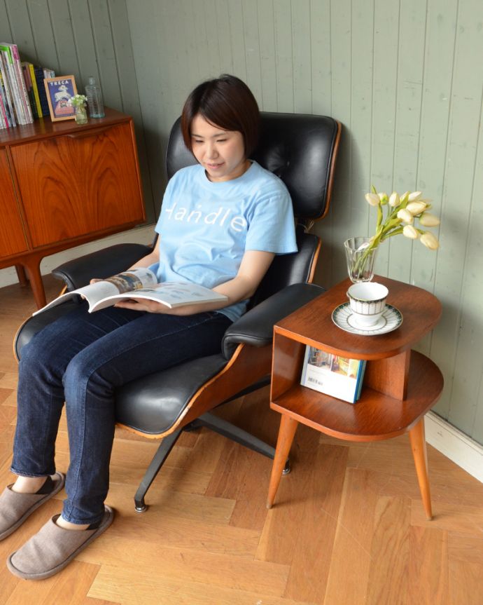 北欧ビンテージスタイル　アンティーク家具　ソファやベッドの横で使えるヴィンテージ家具、フランスで見つけた小さなサイドテーブル。どこにでもちょこんと置けるが嬉しい！コンパクトなサイズなので、どんな場所にも便利に使えちゃう。(x-906-f)