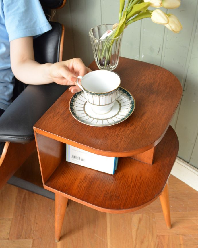 北欧ビンテージスタイル　アンティーク家具　ソファやベッドの横で使えるヴィンテージ家具、フランスで見つけた小さなサイドテーブル。ソファの横では、サイドテーブルとして･･･本を読んでいる間、お茶を横に置いてみたり、リモコン置き場にしたり。(x-906-f)