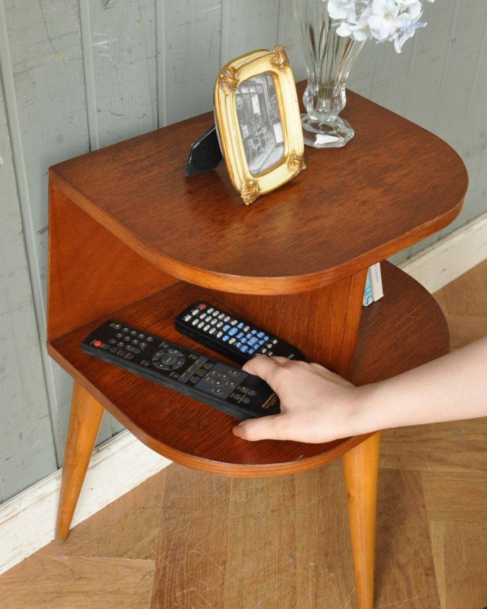 北欧ビンテージスタイル　アンティーク家具　ソファやベッドの横で使えるヴィンテージ家具、フランスで見つけた小さなサイドテーブル。リビングでソファの横に置いて･･･。(x-906-f)