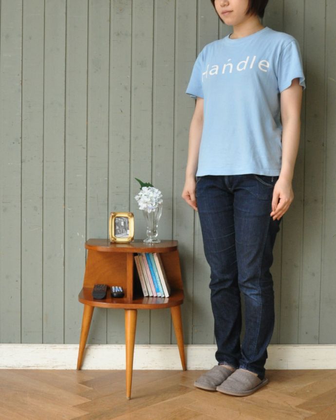 北欧ビンテージスタイル　アンティーク家具　ソファやベッドの横で使えるヴィンテージ家具、フランスで見つけた小さなサイドテーブル。ベッドやソファの横など、どこにでもちょこんと置けるコンパクトサイズで便利です。(x-906-f)