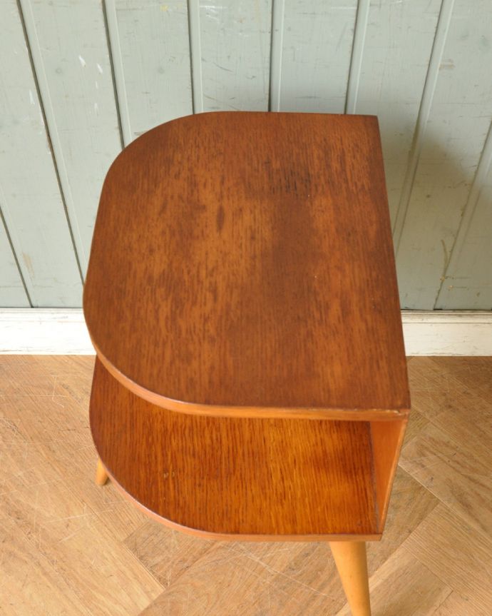 北欧ビンテージスタイル　アンティーク家具　ソファやベッドの横で使えるヴィンテージ家具、フランスで見つけた小さなサイドテーブル。天板もキレイに仕上げました。(x-906-f)