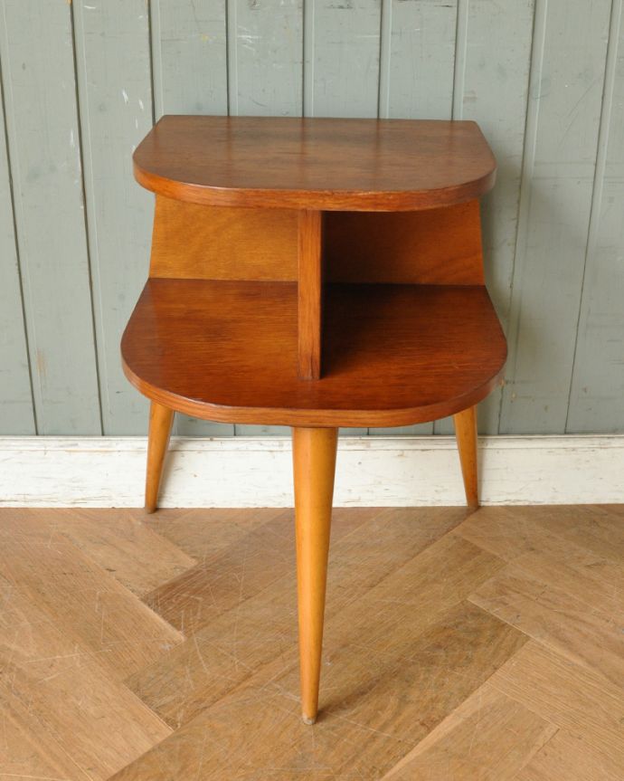 北欧ビンテージスタイル　アンティーク家具　ソファやベッドの横で使えるヴィンテージ家具、フランスで見つけた小さなサイドテーブル。メガネや薬などの細かいものを収納できます。(x-906-f)