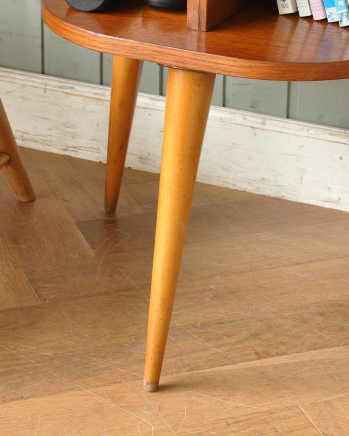 北欧ビンテージスタイル　アンティーク家具　ソファやベッドの横で使えるヴィンテージ家具、フランスで見つけた小さなサイドテーブル。スラリと伸びた美しい猫脚。(x-906-f)