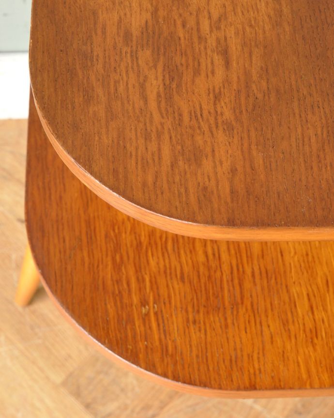 北欧ビンテージスタイル　アンティーク家具　ソファやベッドの横で使えるヴィンテージ家具、フランスで見つけた小さなサイドテーブル。角が丸いので小さなお子様にも安全です。(x-906-f)