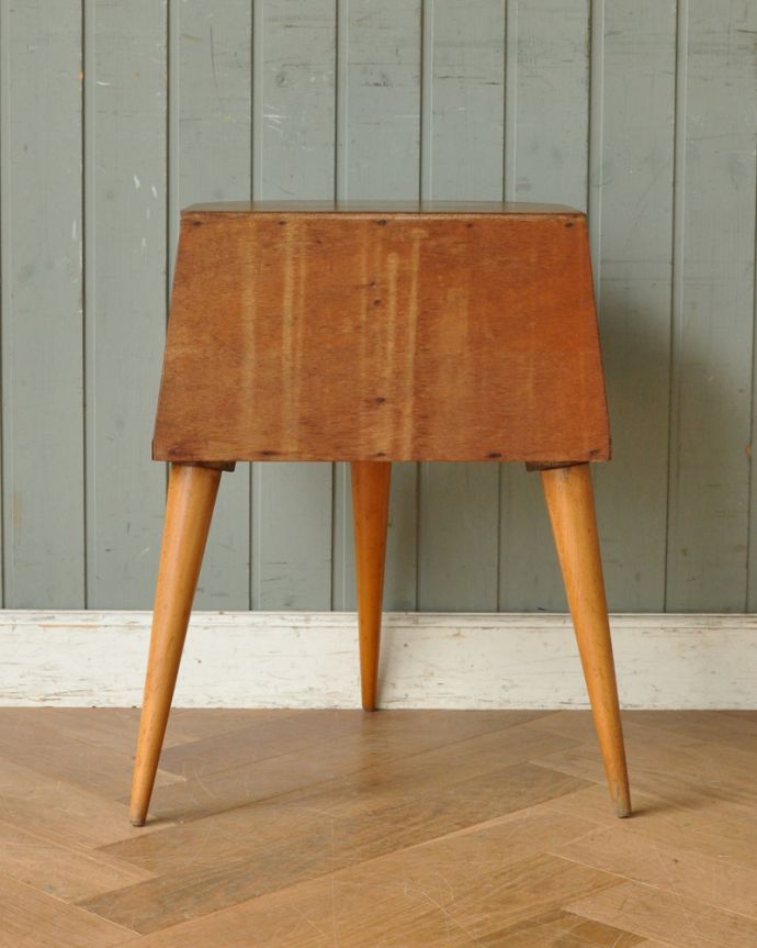 北欧ビンテージスタイル　アンティーク家具　ソファやベッドの横で使えるヴィンテージ家具、フランスで見つけた小さなサイドテーブル。アンティークは新品ではないので、もちろん経年変化によるキズはありますが、専門の職人が目立たないようキレイにお直しをしているので、後姿までキレイです。(x-906-f)