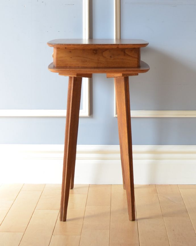 アンティークのチェスト　アンティーク家具　フランスで見つけた引き出し付きのサイドテーブル、ソファやベッドの横で使えるアンティーク家具。サイドから見ても絵になります。(x-907-f)