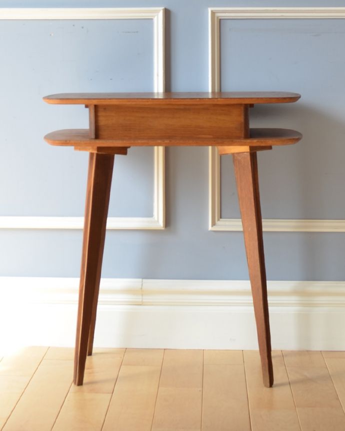 アンティークのチェスト　アンティーク家具　フランスで見つけた引き出し付きのサイドテーブル、ソファやベッドの横で使えるアンティーク家具。アンティークは新品ではないので、もちろん経年変化によるキズはありますが、専門の職人が目立たないようキレイにお直しをしているので、後姿までキレイです。(x-907-f)