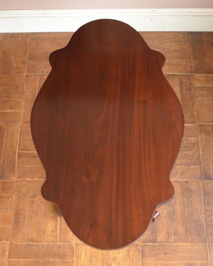 ロイドテーブル アンティーク家具 フランスからやってきためずらしいアンティークの家具、便利に使えるバイオリンテーブル。天板もピカピカにお直ししました。(x-909-f)