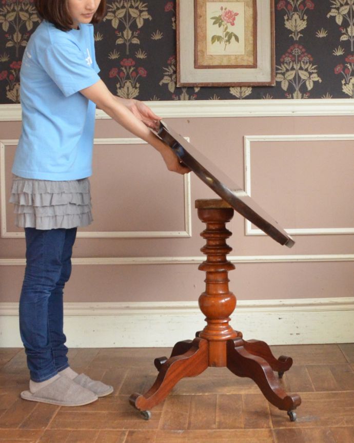 ロイドテーブル アンティーク家具 フランスからやってきためずらしいアンティークの家具、便利に使えるバイオリンテーブル。幕板の取っ手をスライドさせて天板を垂直にします。(x-909-f)