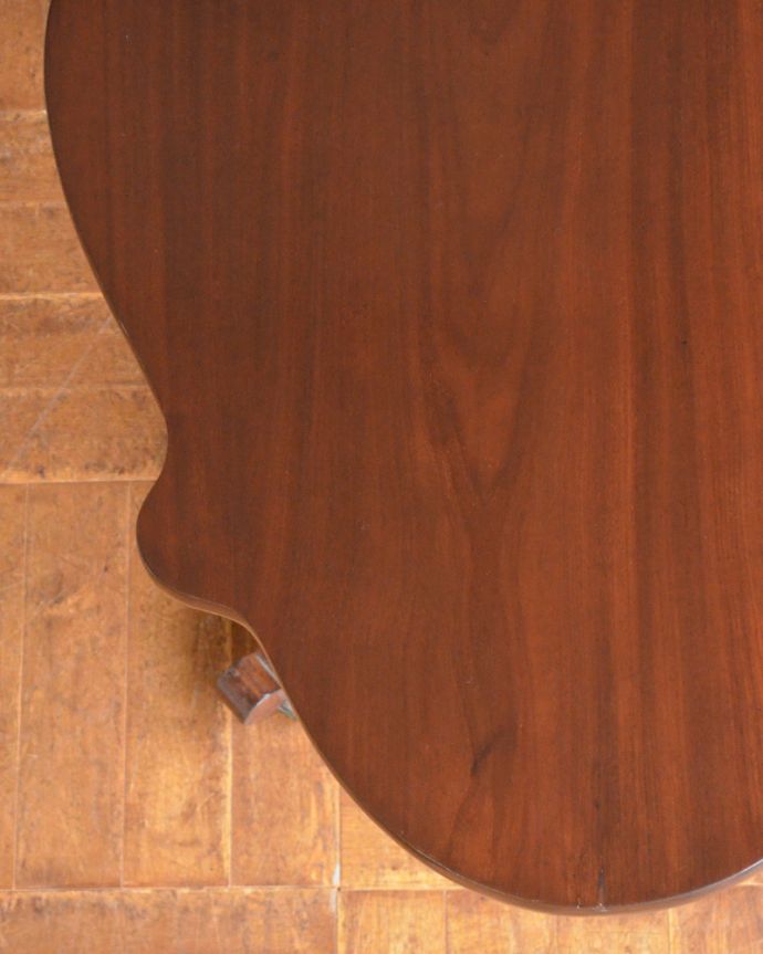 ロイドテーブル アンティーク家具 フランスからやってきためずらしいアンティークの家具、便利に使えるバイオリンテーブル。角が丸く仕上がっているので、お子さまのいるご家庭にも安心です。(x-909-f)