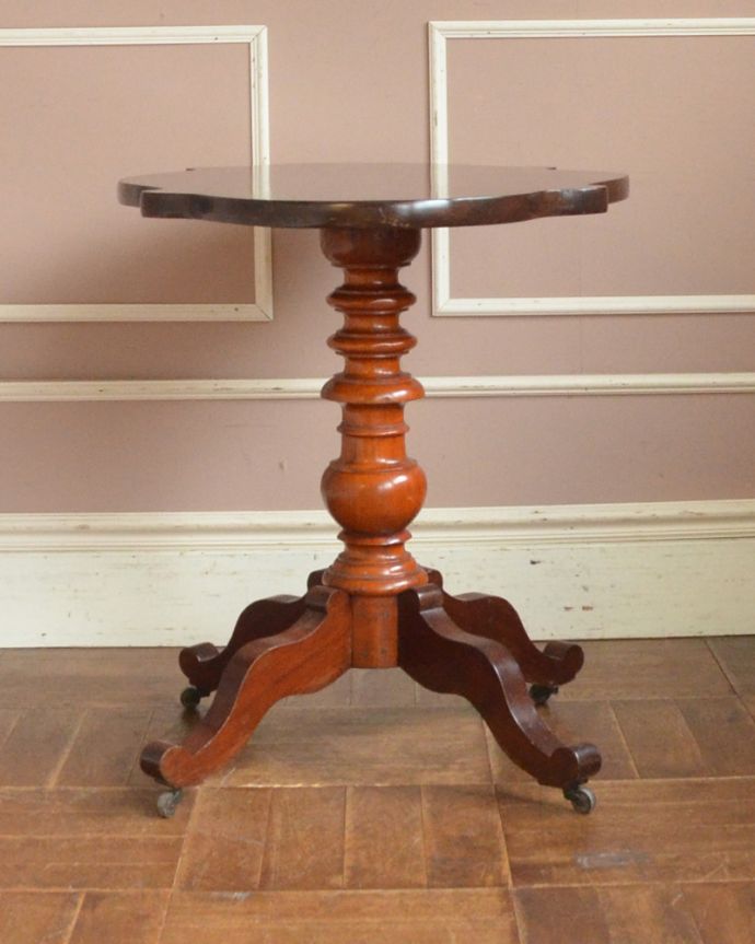 ロイドテーブル アンティーク家具 フランスからやってきためずらしいアンティークの家具、便利に使えるバイオリンテーブル。※アンティークは新品ではないので、経年変化によるキズはありますが、専門の職人によって目立たないようにキレイにお直しをしています。(x-909-f)