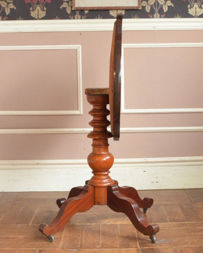 ロイドテーブル アンティーク家具 フランスからやってきためずらしいアンティークの家具、便利に使えるバイオリンテーブル。閉じるとこのようにコンパクトになるので、使わない時は場所を取りません。(x-909-f)