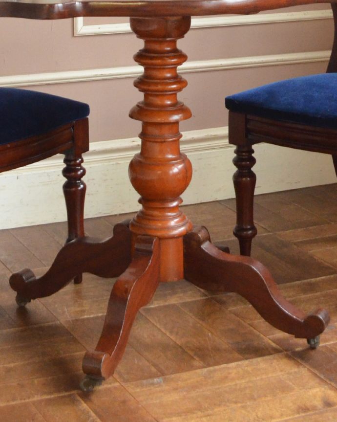 ロイドテーブル アンティーク家具 フランスからやってきためずらしいアンティークの家具、便利に使えるバイオリンテーブル。脚には美しい装飾が付いています。(x-909-f)