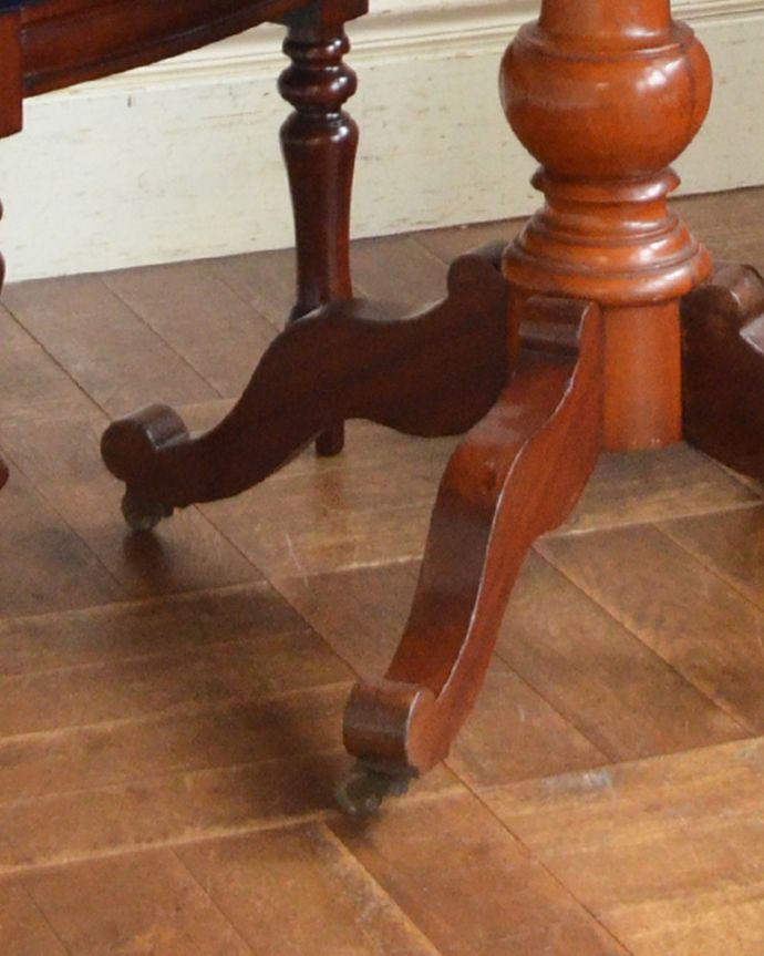 ロイドテーブル アンティーク家具 フランスからやってきためずらしいアンティークの家具、便利に使えるバイオリンテーブル。しっかり支えるのでご安心ください。(x-909-f)