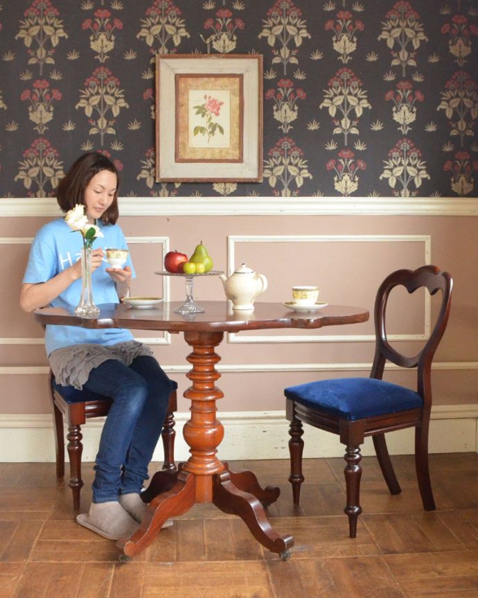 ロイドテーブル アンティーク家具 フランスからやってきためずらしいアンティークの家具、便利に使えるバイオリンテーブル。ダイニング用のテーブルにもピッタリ。(x-909-f)