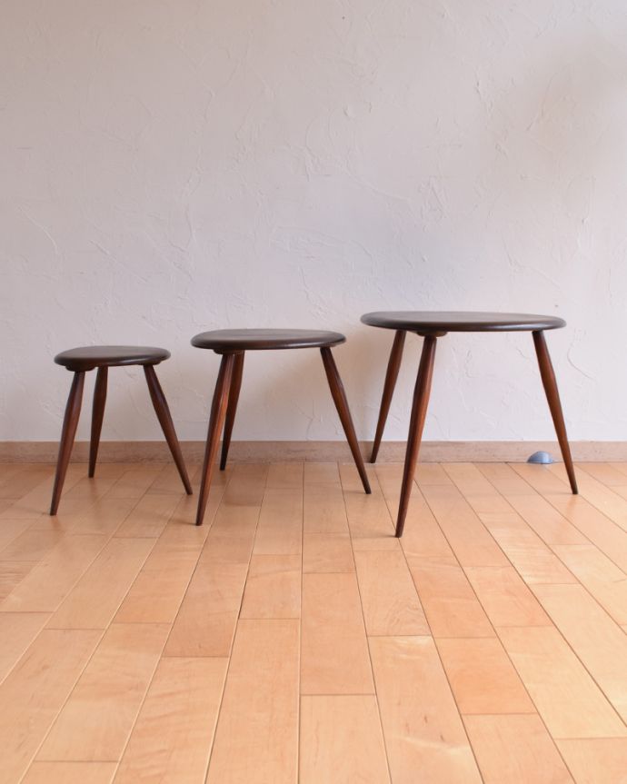 アーコールの家具　アンティーク家具　優れたデザイン性は現代でも人気、アーコール社のかわいいネストテーブル。アンティークは新品ではないので、もちろん経年変化によるキズはありますが、専門の職人が目立たないようキレイにお直しをしているので、後姿までキレイです。(x-910-f)